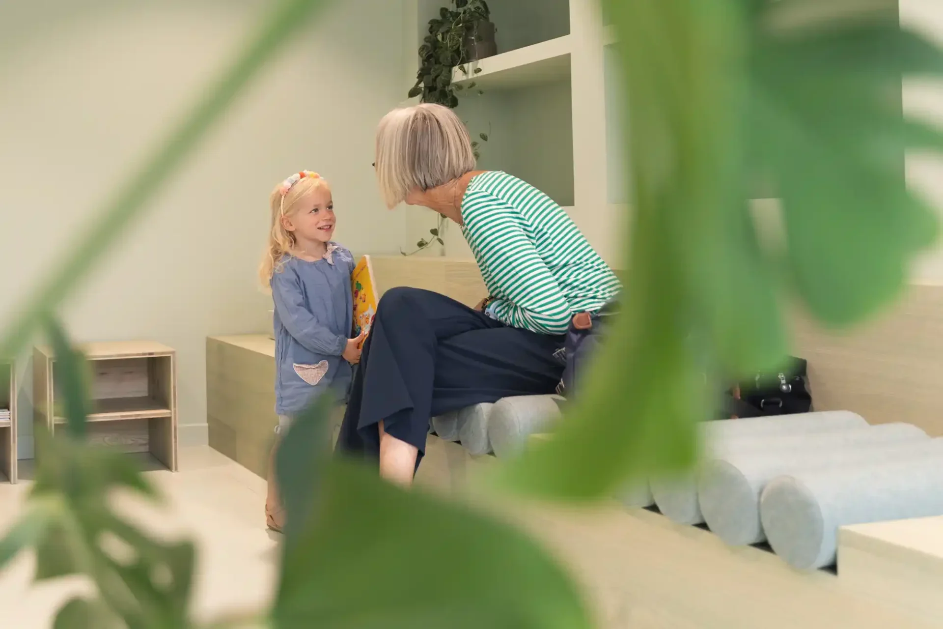 Wartezimmer mit Kund und Oma